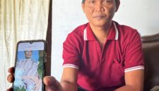 Agung Setiawan saat menunjukkan kondisi anaknya, Rangga, sebelum meninggal akibat minimnya bantuan pemerintah.