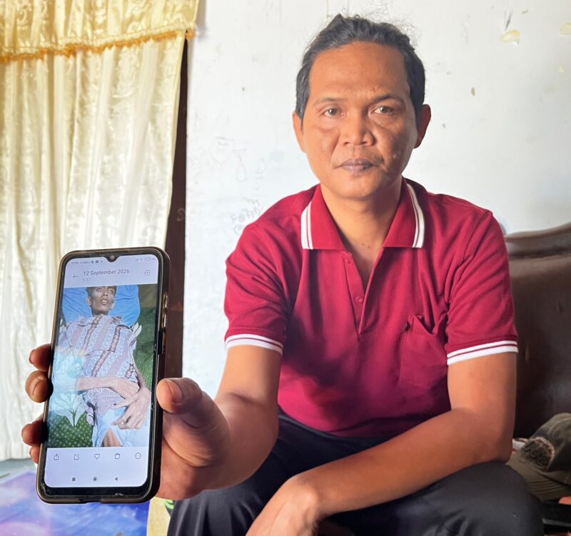Agung Setiawan saat menunjukkan kondisi anaknya, Rangga, sebelum meninggal akibat minimnya bantuan pemerintah.