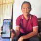 Agung Setiawan saat menunjukkan kondisi anaknya, Rangga, sebelum meninggal akibat minimnya bantuan pemerintah.