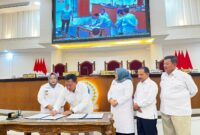 Ketua DPRD Kabupaten Ponorogo Dwi Agus Prayitno bersama 3 pimpinan dewan didampingi Plt Bupati Lisdyarita menandatangani dokumen persetujuan P-APBD 2026.