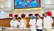 Ketua DPRD Kabupaten Ponorogo Dwi Agus Prayitno bersama 3 pimpinan dewan didampingi Plt Bupati Lisdyarita menandatangani dokumen persetujuan P-APBD 2026. 