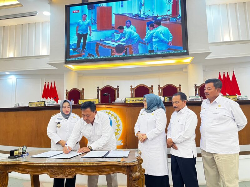 Ketua DPRD Kabupaten Ponorogo Dwi Agus Prayitno bersama 3 pimpinan dewan didampingi Plt Bupati Lisdyarita menandatangani dokumen persetujuan P-APBD 2026. 