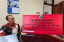 Kabid Penagihan, Evaluasi dan Pelaporan Badan Pengelolaan Keuangan dan Pendapatan Daerah BPKPD Magetan Sumarsono Tunjukan Papan Peringatan Yang Akan Dipasang Di Objek Pajak. 