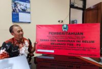 Kabid Penagihan, Evaluasi dan Pelaporan Badan Pengelolaan Keuangan dan Pendapatan Daerah BPKPD Magetan Sumarsono Tunjukan Papan Peringatan Yang Akan Dipasang Di Objek Pajak. 