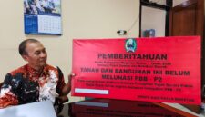 Kabid Penagihan, Evaluasi dan Pelaporan Badan Pengelolaan Keuangan dan Pendapatan Daerah BPKPD Magetan Sumarsono Tunjukan Papan Peringatan Yang Akan Dipasang Di Objek Pajak. 