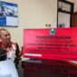 Kabid Penagihan, Evaluasi dan Pelaporan Badan Pengelolaan Keuangan dan Pendapatan Daerah BPKPD Magetan Sumarsono Tunjukan Papan Peringatan Yang Akan Dipasang Di Objek Pajak. 