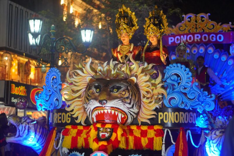 Mobil hias Pemkab Ponorogo tampil memukau dalam WJNC 2026. 
