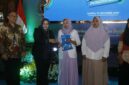 Plt Bupati Ponorogo Lisdyarita memberikan sertifikat atau izin Pangan Industri Rumah Tangga (P-IRT) kepada salah satu perwakilan UMKM didampingi Kepala OJK Kediri Ismirani Saputri.