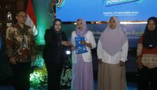 Plt Bupati Ponorogo Lisdyarita memberikan sertifikat atau izin Pangan Industri Rumah Tangga (P-IRT) kepada salah satu perwakilan UMKM didampingi Kepala OJK Kediri Ismirani Saputri.