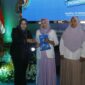 Plt Bupati Ponorogo Lisdyarita memberikan sertifikat atau izin Pangan Industri Rumah Tangga (P-IRT) kepada salah satu perwakilan UMKM didampingi Kepala OJK Kediri Ismirani Saputri.
