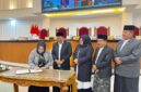 Plt Bupati Ponorogo Lisdyarita dan Pimpinan DPRD saat menandatangani kesepakatan terkait pembubaran dan restrukturisasi Perumda Sari Gunung. 