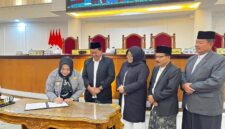 Plt Bupati Ponorogo Lisdyarita dan Pimpinan DPRD saat menandatangani kesepakatan terkait pembubaran dan restrukturisasi Perumda Sari Gunung.