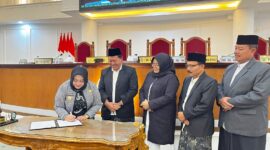 Plt Bupati Ponorogo Lisdyarita dan Pimpinan DPRD saat menandatangani kesepakatan terkait pembubaran dan restrukturisasi Perumda Sari Gunung. 