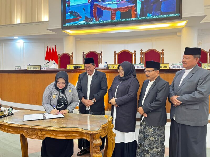 Plt Bupati Ponorogo Lisdyarita dan Pimpinan DPRD saat menandatangani kesepakatan terkait pembubaran dan restrukturisasi Perumda Sari Gunung. 