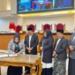 Plt Bupati Ponorogo Lisdyarita dan Pimpinan DPRD saat menandatangani kesepakatan terkait pembubaran dan restrukturisasi Perumda Sari Gunung. 