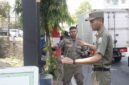 Tim Gabungan Pemkab Ponorogo potong kabel FO semrawut di Jalan Sultan Agung yang membahayakan.
