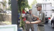 Tim Gabungan Pemkab Ponorogo potong kabel FO semrawut di Jalan Sultan Agung yang membahayakan.