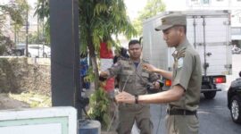 Tim Gabungan Pemkab Ponorogo potong kabel FO semrawut di Jalan Sultan Agung yang membahayakan.