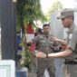 Tim Gabungan Pemkab Ponorogo potong kabel FO semrawut di Jalan Sultan Agung yang membahayakan.