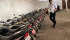 Salah satu petugas BPPKAD Ponorogo memperlihatkan deretan montor dinas yang di lelang. 