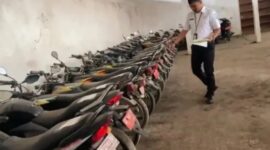 Salah satu petugas BPPKAD Ponorogo memperlihatkan deretan montor dinas yang di lelang. 