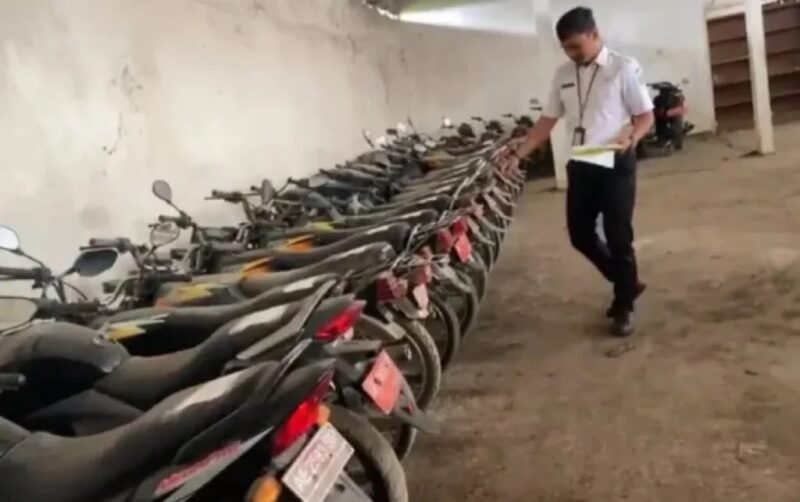 Salah satu petugas BPPKAD Ponorogo memperlihatkan deretan montor dinas yang di lelang. 