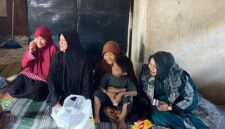 Plt Bupati Ponorogo Lisdyarita saat mengunjungi 4 yatim piatu anak almarhumah Lu’luatun Nikmah di Desa Banggel Kecamatan Slahung. 
