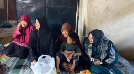 Plt Bupati Ponorogo Lisdyarita saat mengunjungi 4 yatim piatu anak almarhumah Lu’luatun Nikmah di Desa Banggel Kecamatan Slahung. 