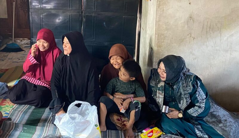 Plt Bupati Ponorogo Lisdyarita saat mengunjungi 4 yatim piatu anak almarhumah Lu’luatun Nikmah di Desa Banggel Kecamatan Slahung. 