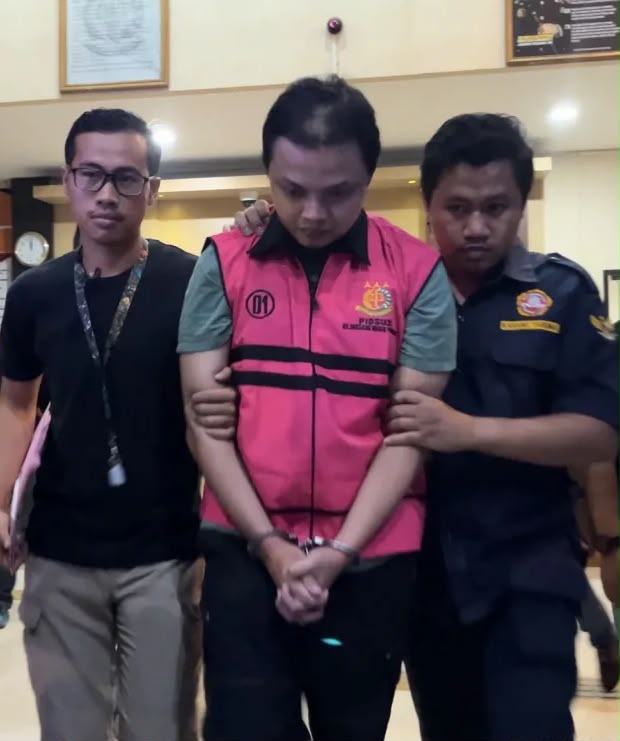 Daniel Sakti Kusuma Wijaya alias Lete saat dijebloskan penjara oleh Penyidik Kejaksaan Negeri Ponorogo.