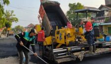 Perbaikan jalan di Ponorogo juga di sokong dana DBHCHT. 