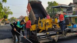 Perbaikan jalan di Ponorogo juga di sokong dana DBHCHT. 