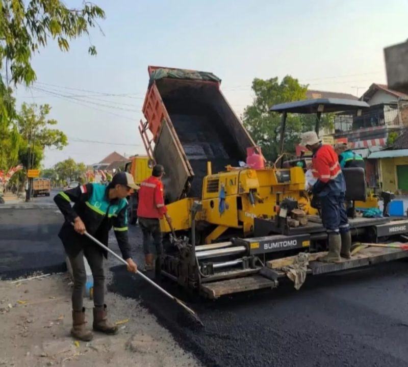 Perbaikan jalan di Ponorogo juga di sokong dana DBHCHT. 