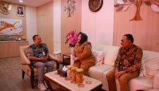 Plt Bupati Ponorogo Lisdyarita dan Plt Kepala DLH Ponorogo Sapto Djatmiko ditemui oleh Doni Sri Putra, Direktur Penggunaan Kawasan Hutan Kementerian Kehutanan RI.