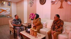Plt Bupati Ponorogo Lisdyarita dan Plt Kepala DLH Ponorogo Sapto Djatmiko ditemui oleh Doni Sri Putra, Direktur Penggunaan Kawasan Hutan Kementerian Kehutanan RI. 
