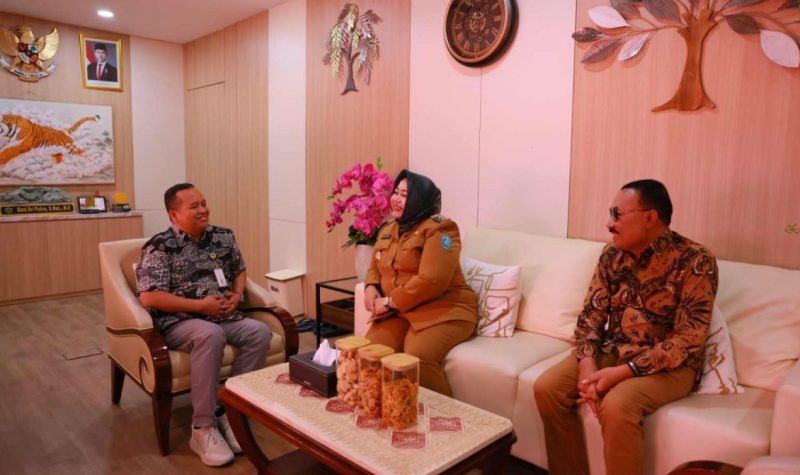 Plt Bupati Ponorogo Lisdyarita dan Plt Kepala DLH Ponorogo Sapto Djatmiko ditemui oleh Doni Sri Putra, Direktur Penggunaan Kawasan Hutan Kementerian Kehutanan RI. 
