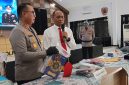 Kepolisian Menunjukkan Barang Bukti Al-Quran Yang Dicuri Tersangka. 