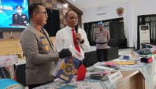 Kepolisian Menunjukkan Barang Bukti Al-Quran Yang Dicuri Tersangka.