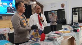 Kepolisian Menunjukkan Barang Bukti Al-Quran Yang Dicuri Tersangka. 