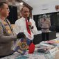 Kepolisian Menunjukkan Barang Bukti Al-Quran Yang Dicuri Tersangka. 