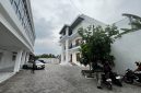 Yasmaga Guest House di Jalan Ontorejo diketahui sempat ditempati Dini dan anaknya selama 4 bulan sebelum akhirnya tewas di tangan suami sirinya di Madiun. 