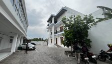 Yasmaga Guest House di Jalan Ontorejo diketahui sempat ditempati Dini dan anaknya selama 4 bulan sebelum akhirnya tewas di tangan suami sirinya di Madiun.