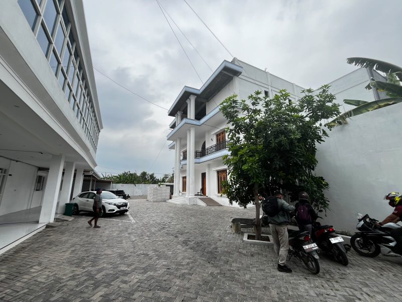 Yasmaga Guest House di Jalan Ontorejo diketahui sempat ditempati Dini dan anaknya selama 4 bulan sebelum akhirnya tewas di tangan suami sirinya di Madiun. 