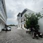 Yasmaga Guest House di Jalan Ontorejo diketahui sempat ditempati Dini dan anaknya selama 4 bulan sebelum akhirnya tewas di tangan suami sirinya di Madiun. 