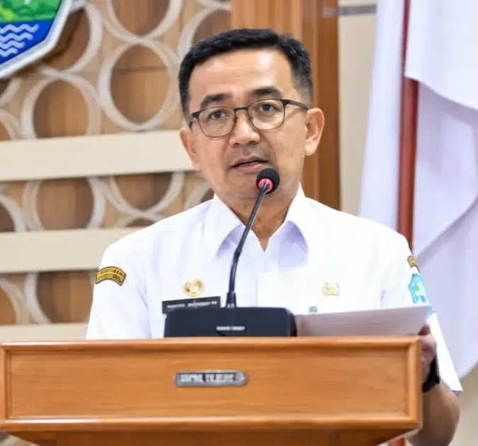  Plt Kepala Baperida Ponorogo Luhur Apidianto. 
