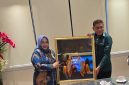 Walikota Ambon  Bodewin Melkias Wattimena dan Plt Bupati Ponorogo Lisdyarita saat bertukar kenang-kenangan di Kantor Walikota Ambon. 