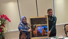 Walikota Ambon Bodewin Melkias Wattimena dan Plt Bupati Ponorogo Lisdyarita saat bertukar kenang-kenangan di Kantor Walikota Ambon.