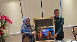 Walikota Ambon  Bodewin Melkias Wattimena dan Plt Bupati Ponorogo Lisdyarita saat bertukar kenang-kenangan di Kantor Walikota Ambon. 