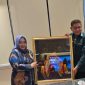 Walikota Ambon  Bodewin Melkias Wattimena dan Plt Bupati Ponorogo Lisdyarita saat bertukar kenang-kenangan di Kantor Walikota Ambon. 