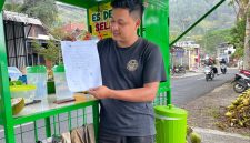 Fadzal Avista salah satu pedagang es kelapa muda yang ada di bibir Telaga Ngebel saat menunjukkan surat penertiban dari PJT I.